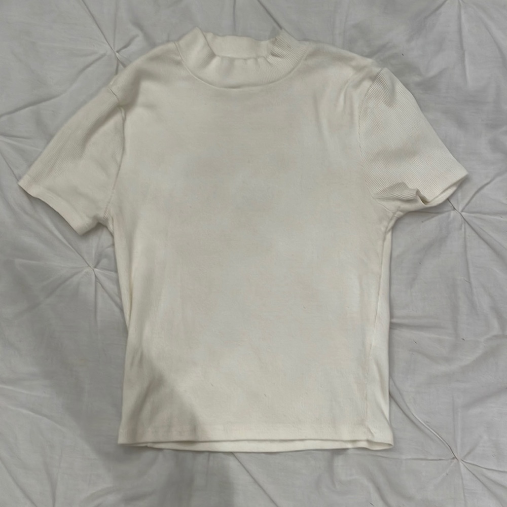 Off-white short-sleeve shirt with ribbed material